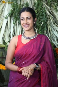 actress Niharika Konidela cute looks in a red saree