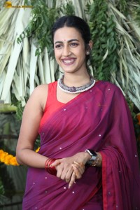 actress Niharika Konidela cute looks in a red saree