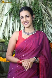 actress Niharika Konidela cute looks in a red saree