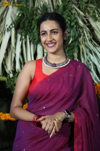 actress Niharika Konidela cute looks in a red saree