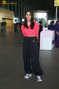 actress Nikita Dutta cute in a pink top