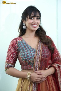 actress nivetha pethuraj cute looks in a salwar suit