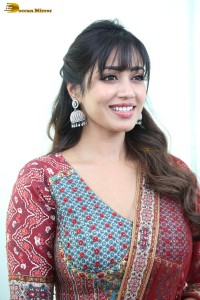 actress nivetha pethuraj cute looks in a salwar suit