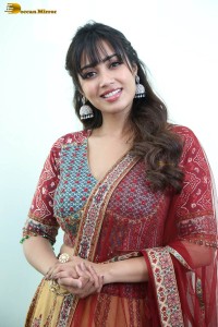 actress nivetha pethuraj cute looks in a salwar suit