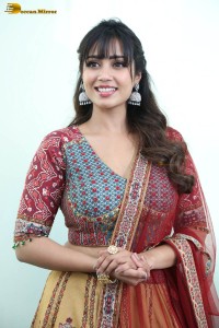 actress nivetha pethuraj cute looks in a salwar suit