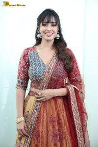 actress nivetha pethuraj cute looks in a salwar suit