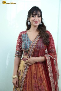 actress nivetha pethuraj cute looks in a salwar suit
