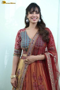 actress nivetha pethuraj cute looks in a salwar suit