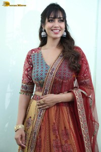 actress nivetha pethuraj cute looks in a salwar suit