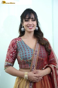 actress nivetha pethuraj cute looks in a salwar suit