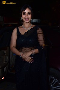 actress nivetha pethuraj sensuous looks in a black saree