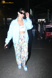 actress nora fatehi at mumbai airport