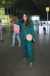 actress nupur sanon spotted in casual dress at mumbai airport