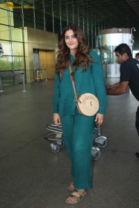 actress nupur sanon spotted in casual dress at mumbai airport