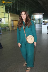actress nupur sanon spotted in casual dress at mumbai airport
