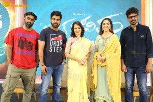 Oke Oka Jeevitham movie press meet attended by Sharwanand, Ritu Varma and Amala Akkineni