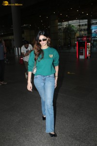 actress Palak Tiwari sexy in a green top and denim jeans at airport