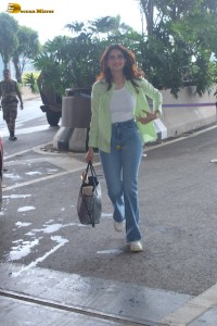 bollywood actress Palak Tiwari cute in jeans at the airport