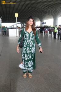 Mother and daughter Shweta and Palak Tiwari were spotted at Mumbai Airport on May 31, 2023
