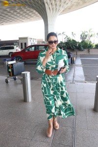 Mother and daughter Shweta and Palak Tiwari were spotted at Mumbai Airport on May 31, 2023