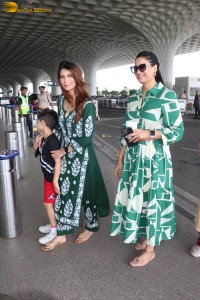 Mother and daughter Shweta and Palak Tiwari were spotted at Mumbai Airport on May 31, 2023