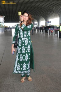 Mother and daughter Shweta and Palak Tiwari were spotted at Mumbai Airport on May 31, 2023