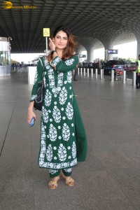 Mother and daughter Shweta and Palak Tiwari were spotted at Mumbai Airport on May 31, 2023