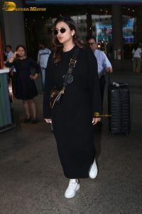 actress parineeti chopra cute in black dress spotted at airport
