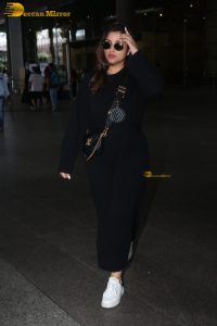 actress parineeti chopra cute in black dress spotted at airport