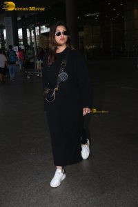 actress parineeti chopra cute in black dress spotted at airport