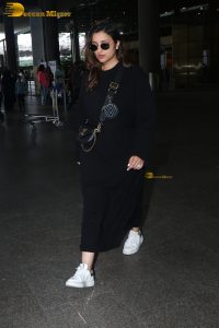 actress parineeti chopra cute in black dress spotted at airport