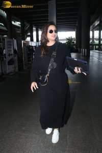 actress parineeti chopra cute in black dress spotted at airport