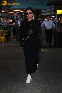 actress parineeti chopra cute in black dress spotted at airport