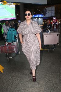 bollywood actress Parineeti Chopra stylish in glasses