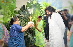 Janasena Chief Pawan Kalyan meets Chiranjeevi and Family after Election Victory