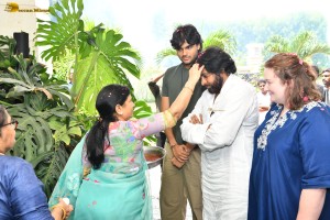 Janasena Chief Pawan Kalyan meets Chiranjeevi and Family after Election Victory