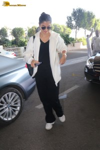 pooja hegde spotted at mumbai airport in a stylish outfit