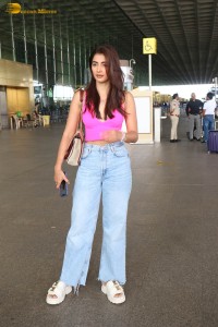 actress pooja hegde cute in a pink top and denim jeans at airport
