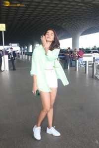 actress pooja hegde sexy looks in shorts