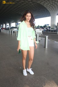 actress pooja hegde sexy looks in shorts