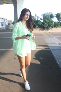 actress pooja hegde sexy looks in shorts