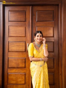 actress Pooja Hegde stunning looks in a yellow saree