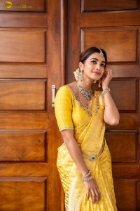 actress Pooja Hegde stunning looks in a yellow saree