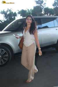 actress pooja hegde chic look at mumbai airport