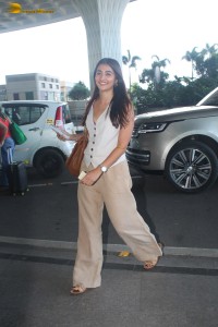 actress pooja hegde chic look at mumbai airport