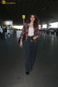 actress Pooja Hegde stylish look in sunglasses at airport