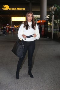 Pooja Hegde at Mumbai Airport on Jan 28, 2022