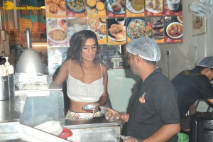 actress poonam pandey eating street food in Mumbai