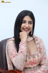 actress Pragati Srivastava hot cleavage show in a photoshoot