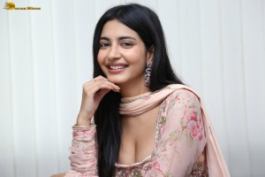 actress Pragati Srivastava hot cleavage show in a photoshoot